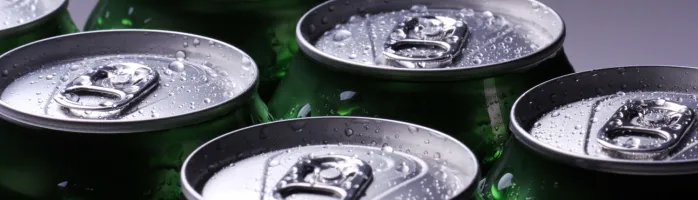 Equipamiento de cervecería artesanal con tanques de fermentación