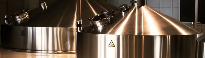 Interior de planta de producción de cerveza artesanal